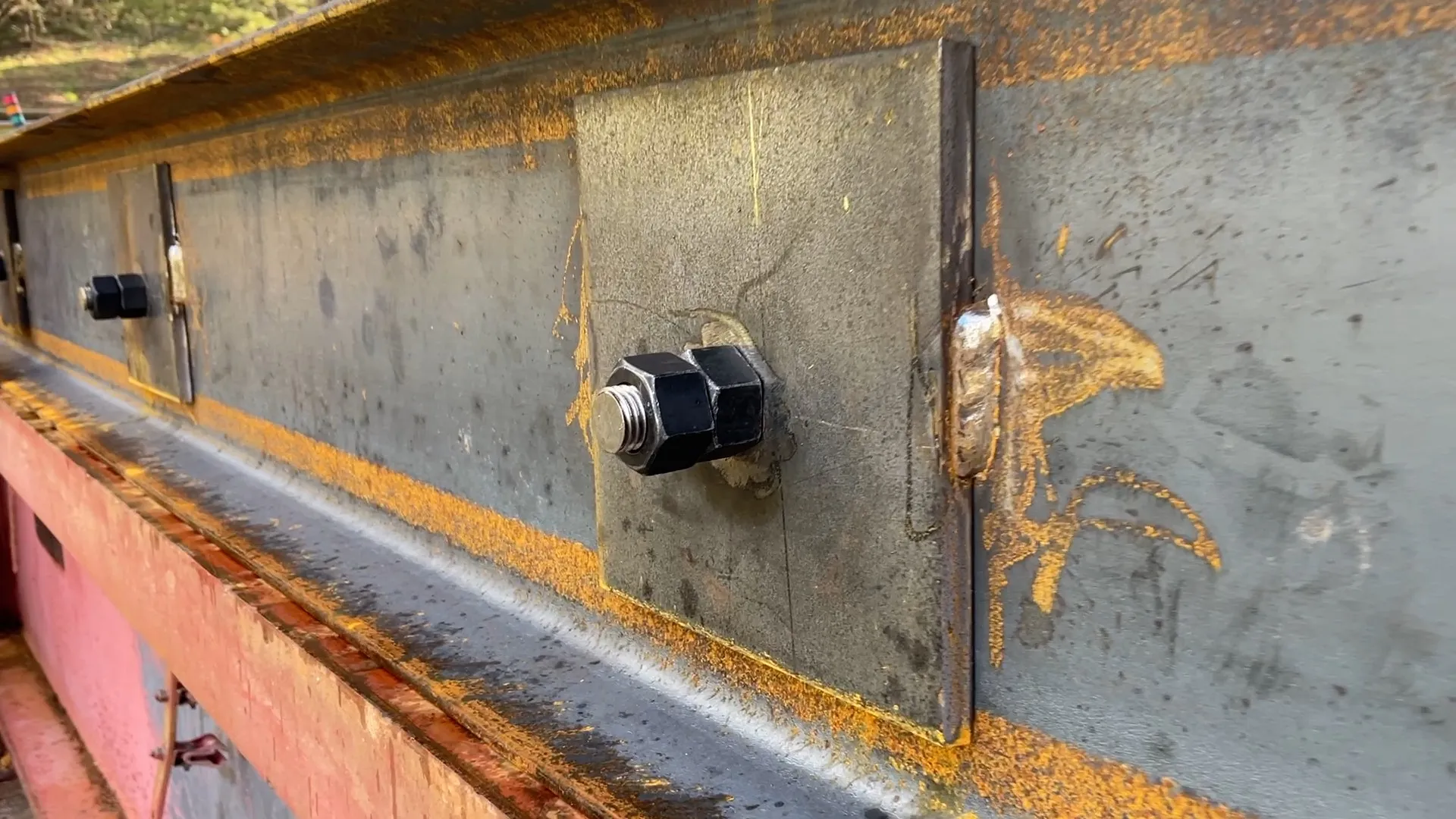 Steel channel and stressing rod bearing plate