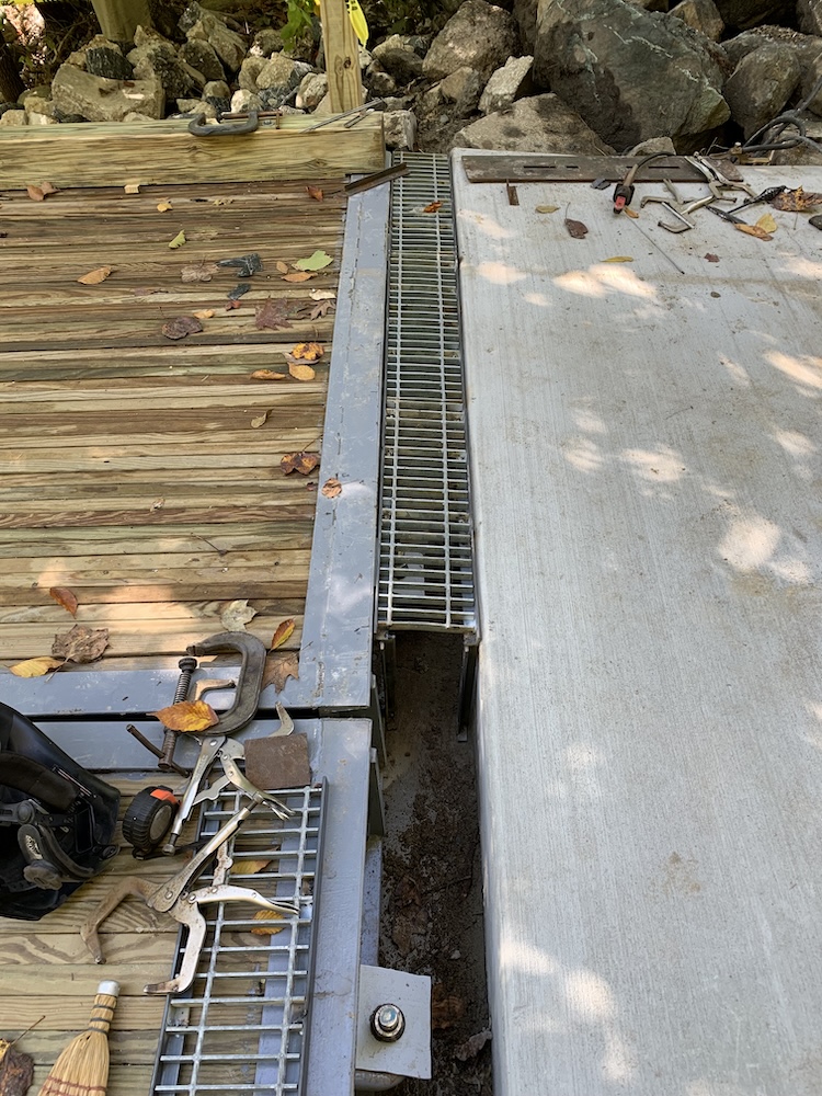 Drainage grate between bridge deck and approach